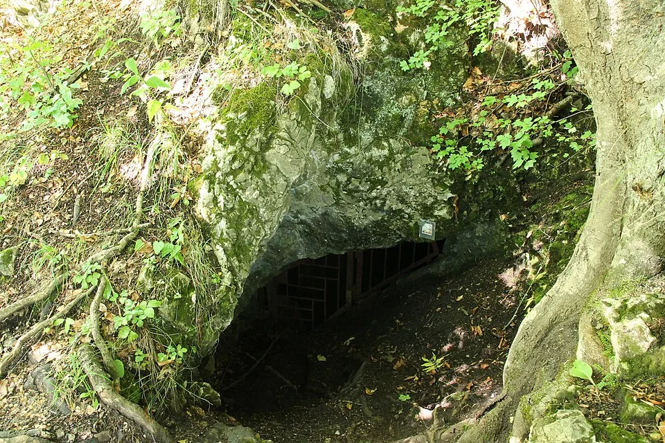 Vešeléniho jeskyně
