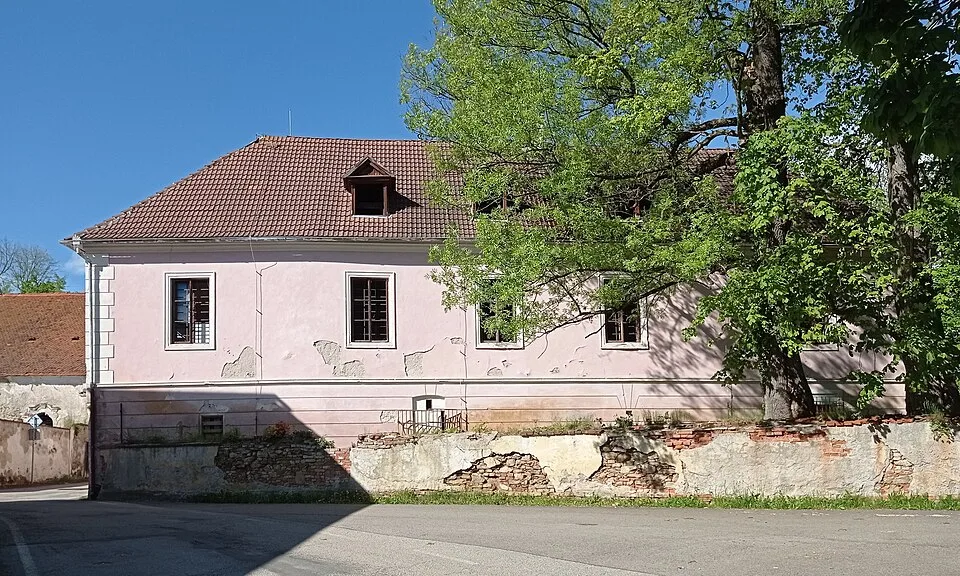 Neznašov Castle
