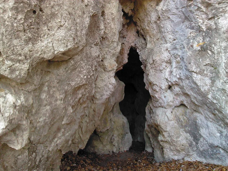 Hradná jaskyňa (Uhrovec)