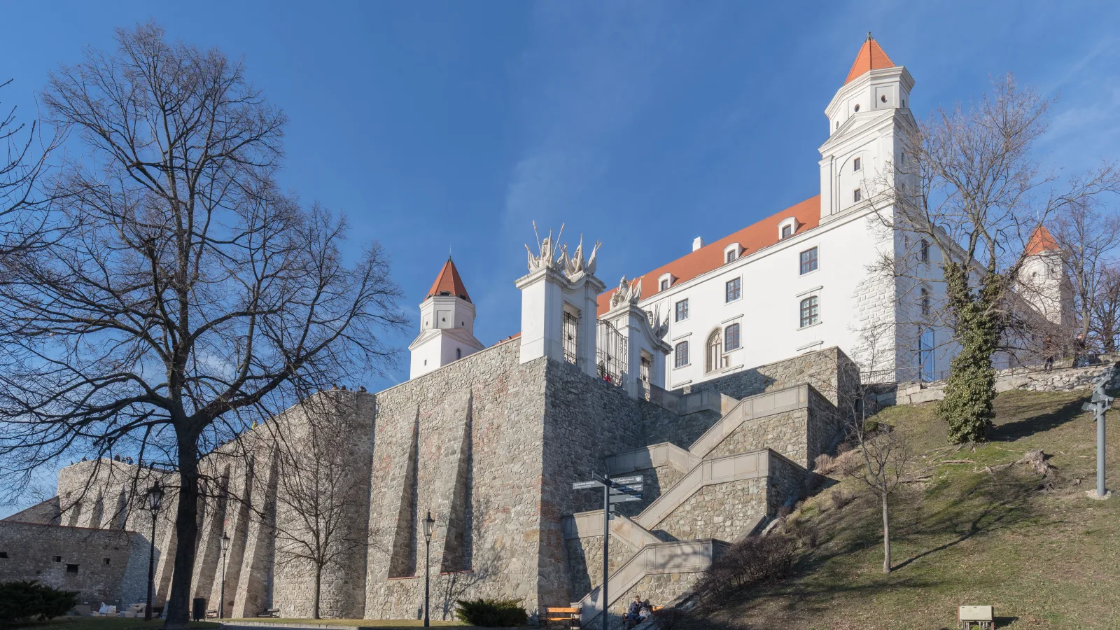 Bratislava: hrad nad Dunajom, Devín a hlavné mesto na hraniciach troch krajín
