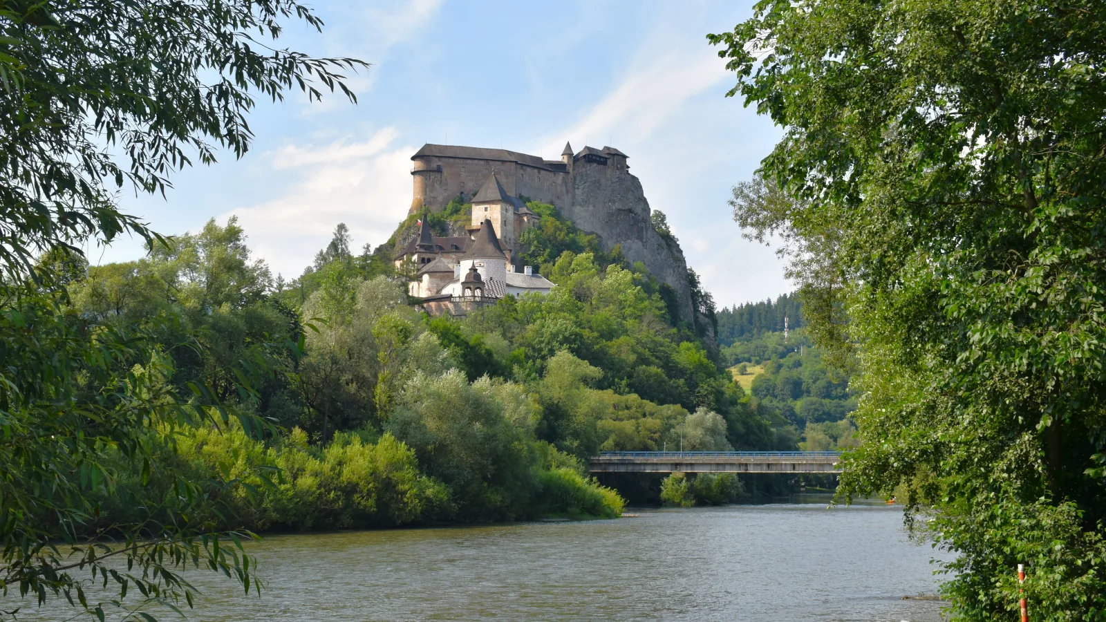 Orava: hrad na skale, priehrada a Roháče — sprievodca regiónom