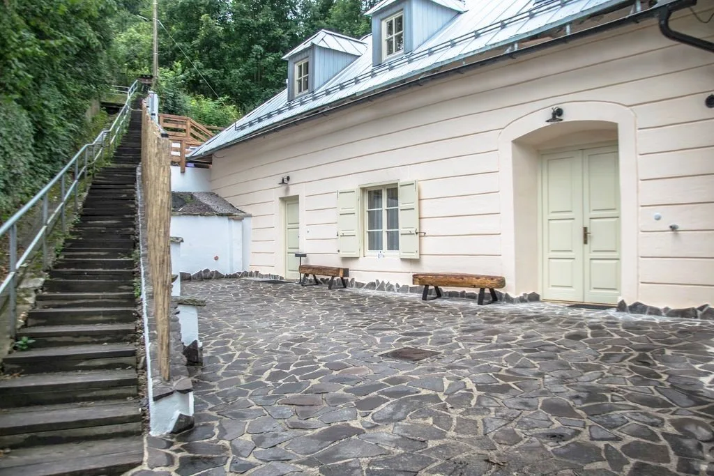 Apartmány pod schodami