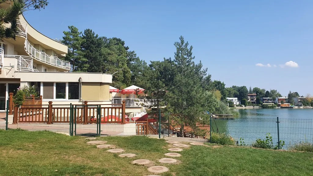Hotel Zátoka — HOTEL v obci Senec