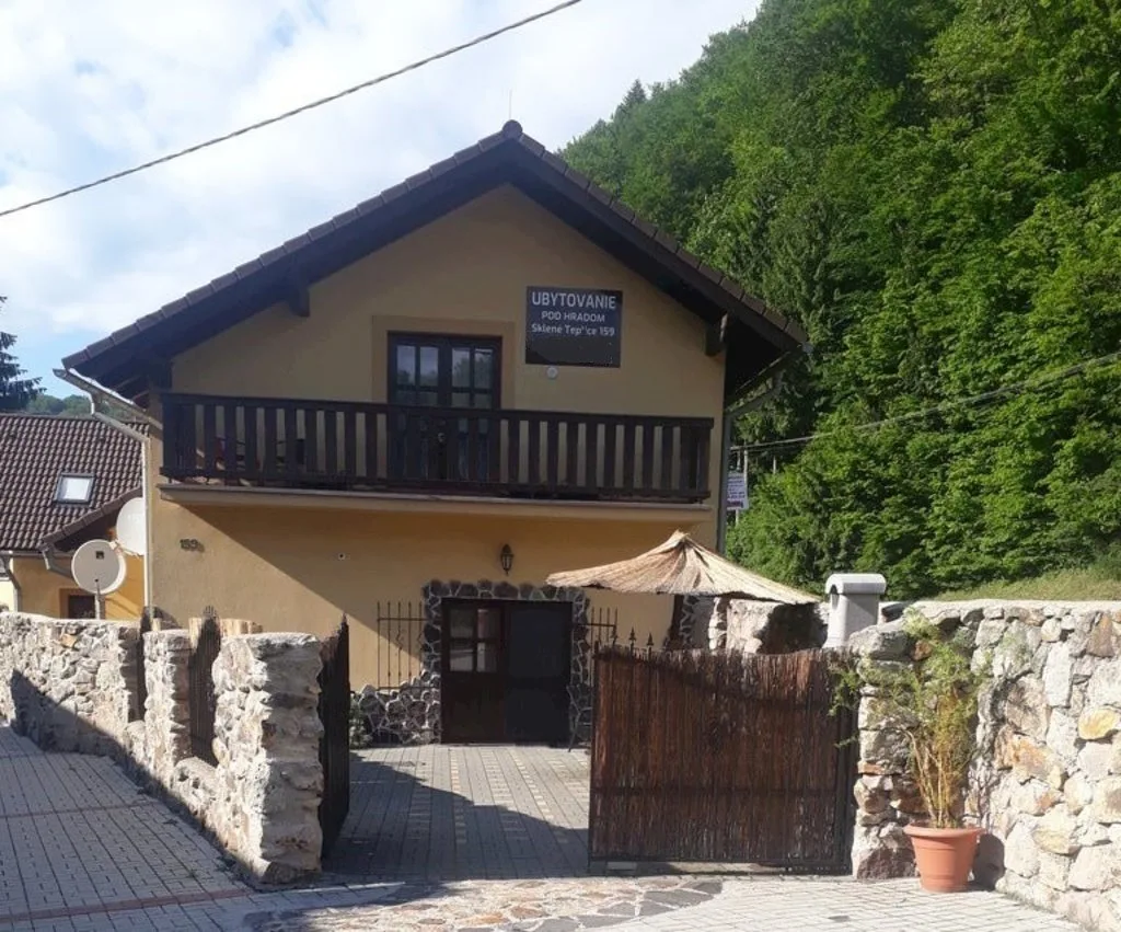 Ubytovanie pod hradom — PRIVÁT v obci Sklené Teplice