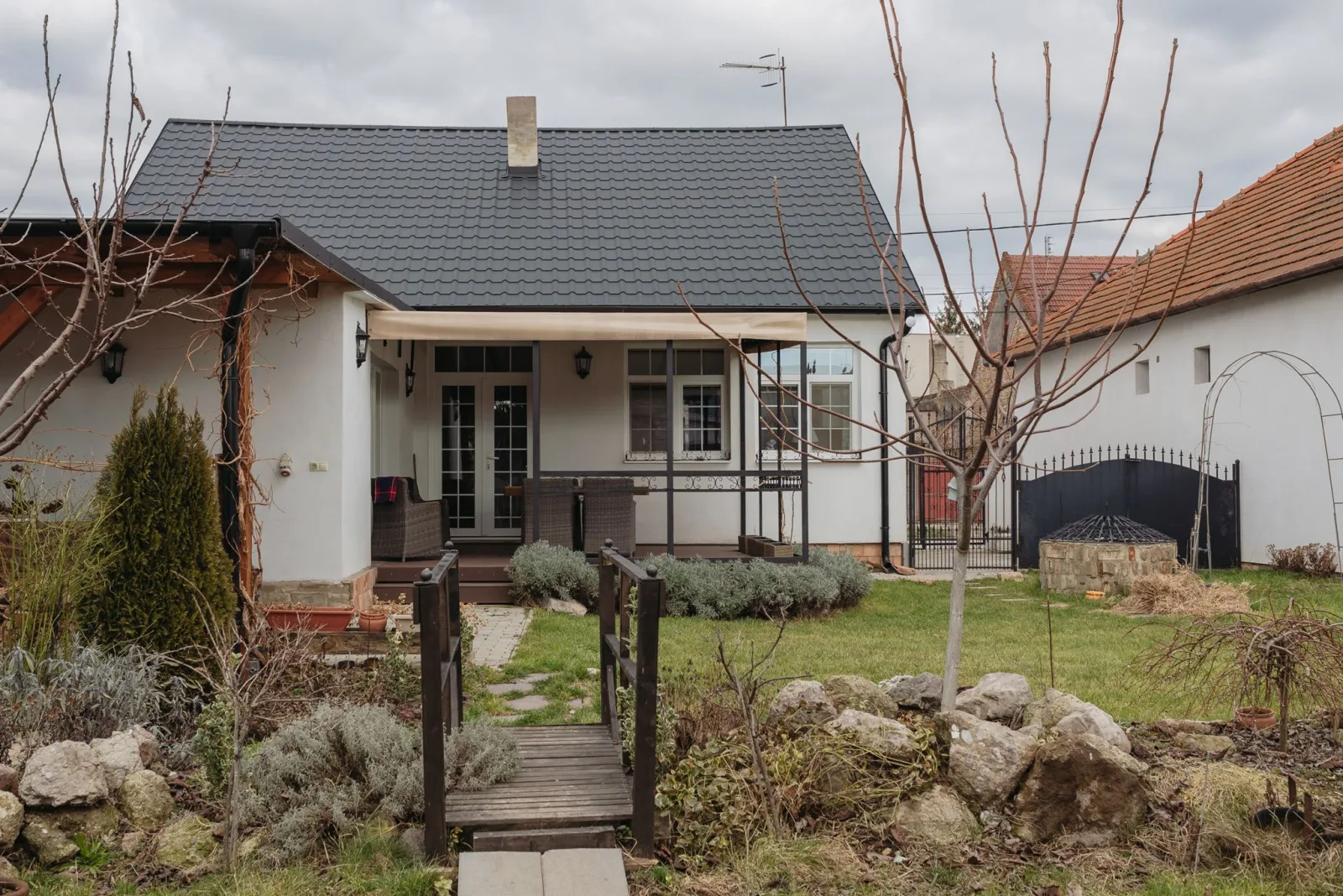 Dovolenkový dom s nádychom vidieka — CHALUPA v obci Štúrovo