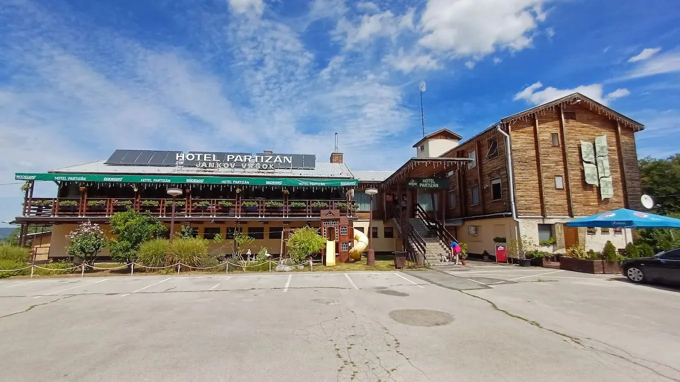 Horský hotel Partizán na Jankovom Vŕšku — HOTEL v obci Uhrovec