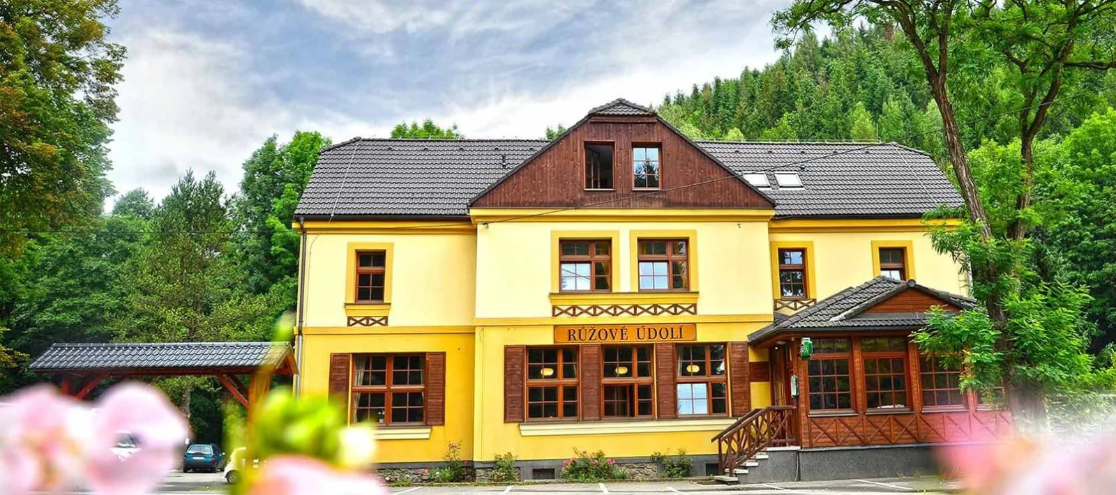 Hotel Růžové údolí — HOTEL in Pivonín