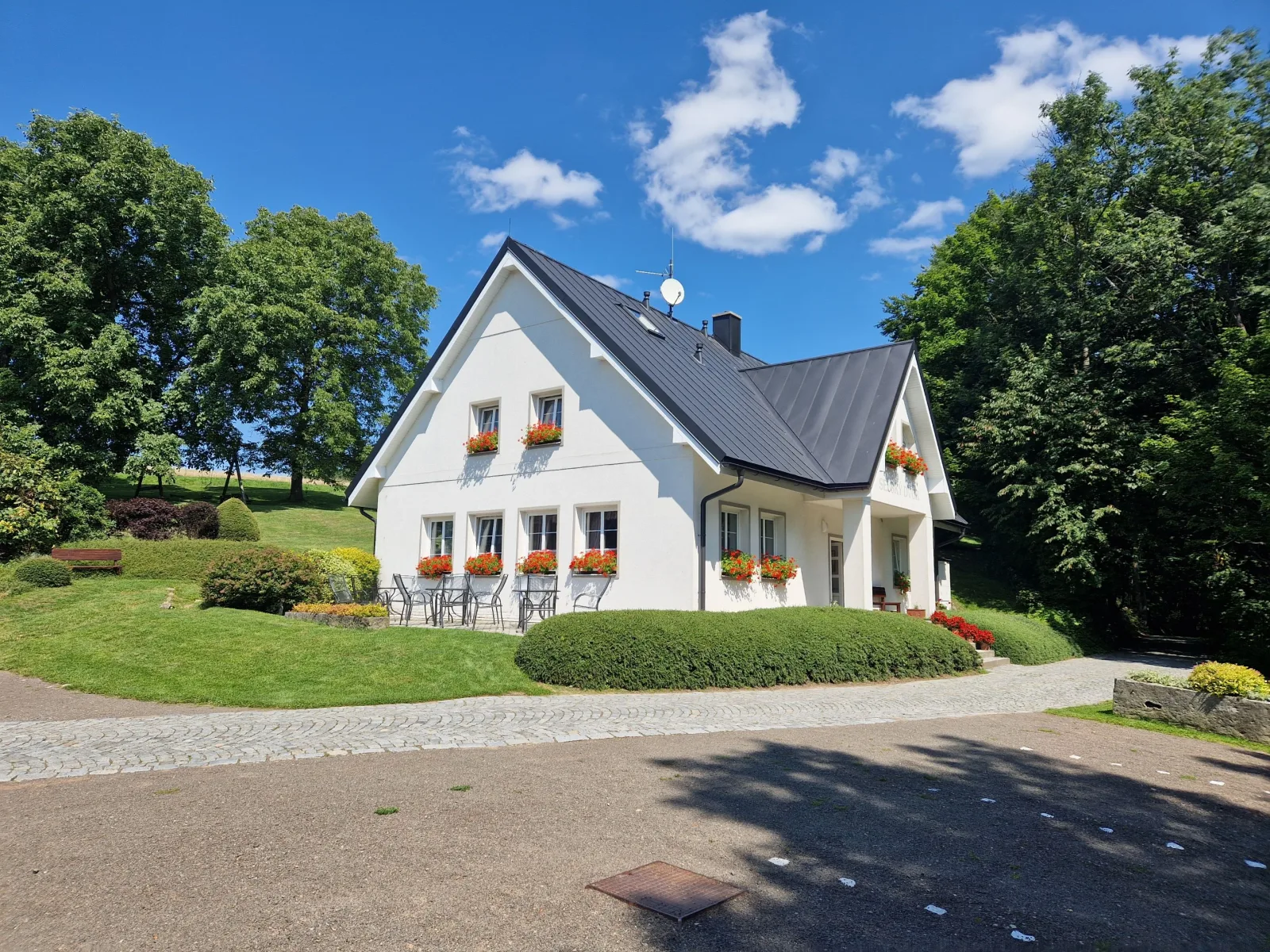 Penzion Selský dvůr Broumovsko — GUESTHOUSE in Police nad Metují
