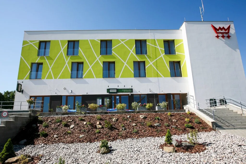 Hotel Nad Královnou — HOTEL itt: Zbraslav