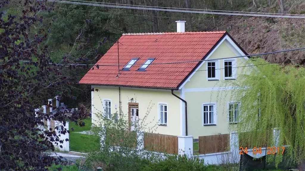 Chaloupka za potůčkem